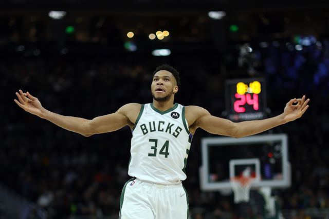 Giannis Antetokounmpo - Biggest Hands in NBA History